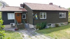 Hus i svacka mellan berg